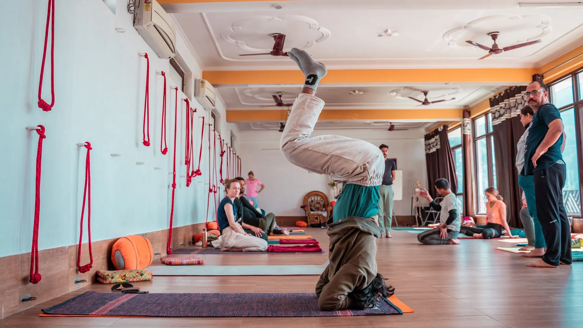 Yogaworkshops som erbjuds på ett retreat på Bali