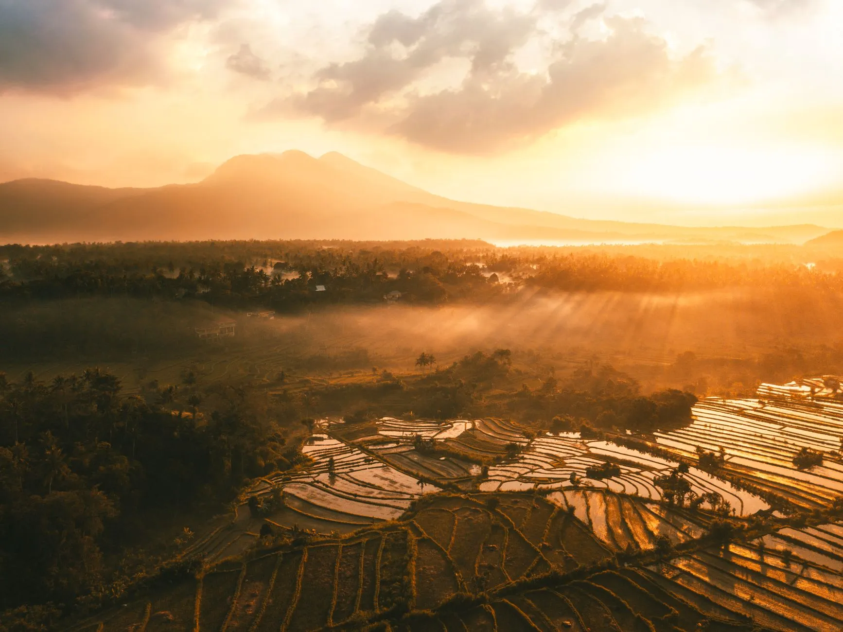 Vue du Lever de Soleil à Bali Vue imprenable sur le lever du soleil sur le paysage naturel de Bali.