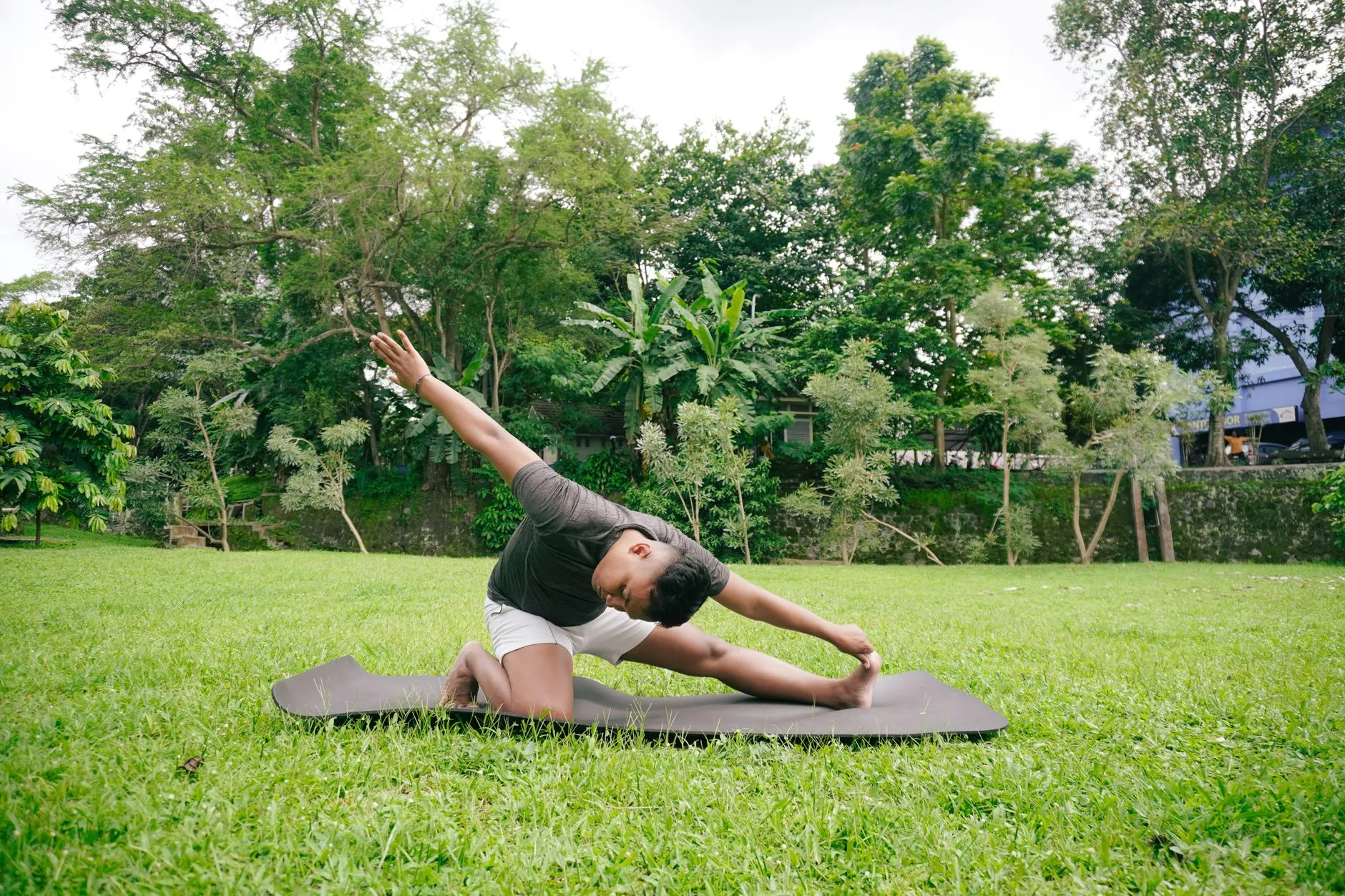 Yogapraktik omgiven av frodig natur på Bali
