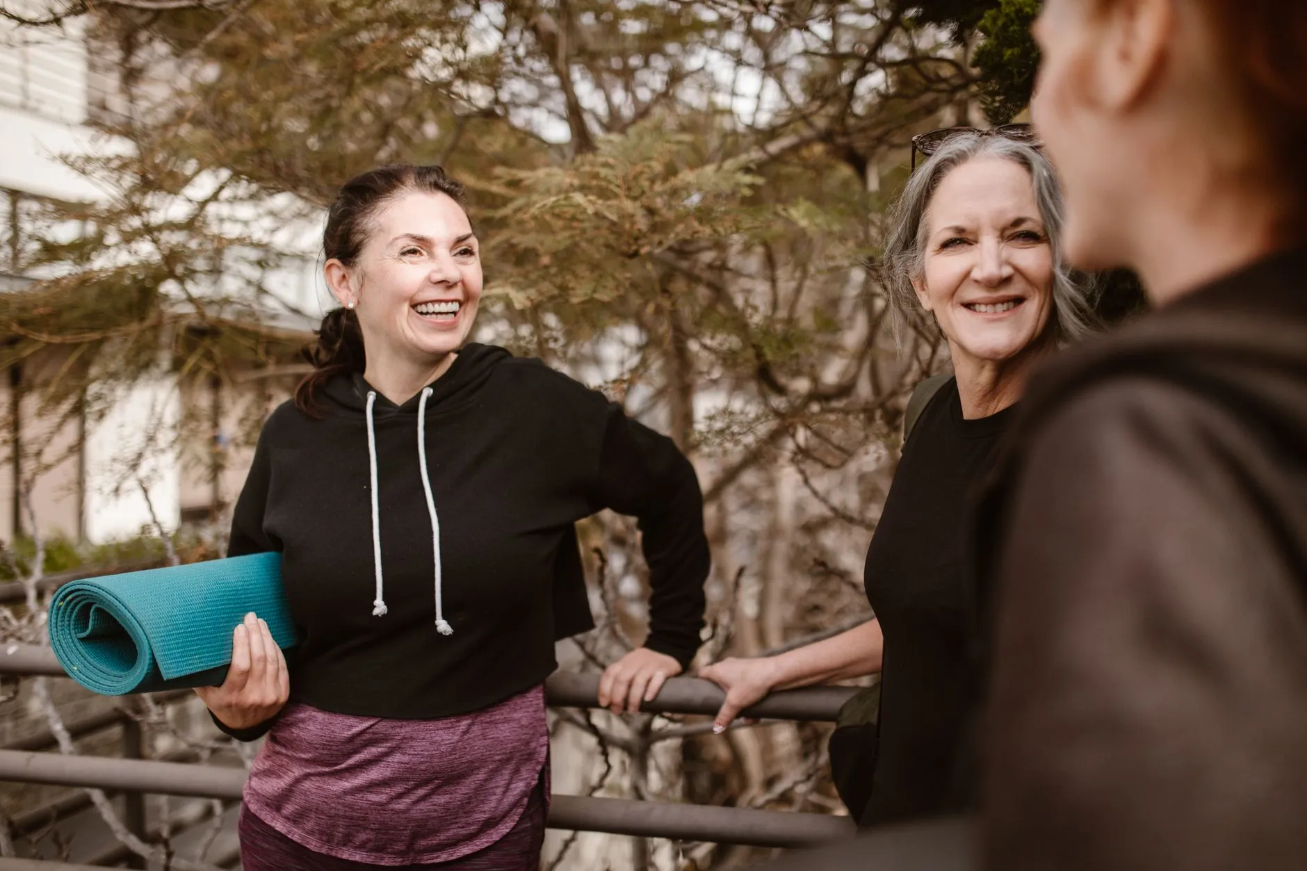Practicantes de yoga construyendo comunidad y apoyo