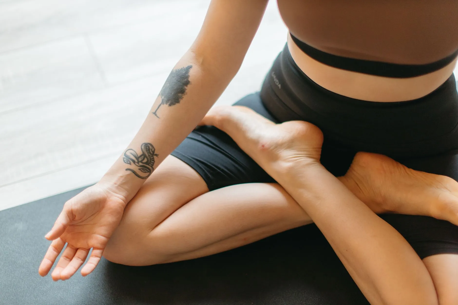 Ilustración de los ocho miembros del yoga sobre un fondo sereno